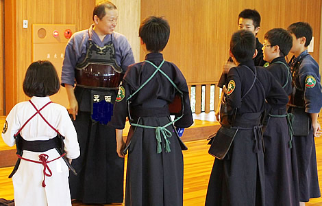 道着・袴のたたみ方」講習会を開催 – 箕面少年剣道錬成会